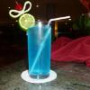 Lago azul  Famoso nos anos 80, impulsionado pelo filme homônimo com a gatíssima Brooke Shields, esse cocktail não resistiu ao tempo. Atualmente está em desuso nos cardápios mais refinados, mas por sua praticidade e refrescância recomendo para regar sua folia. Nada complicado, pode ser feito inclusive enquanto você vai atrás do seu bloco preferido.