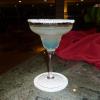 Margarita  História:  A origem da margarita é mexicana. Nome de uma cidade perto de Guadalajara, onde estão as principais destilarias dessa bebida. A estadunidense Margarita Sames tinha uma casa em Acapulco, onde na época os famosos de Hollywood passavam boas temporadas. Ela era uma das grandes socialites da época (1948) e recebia amigos em sua casa. Uma vez a anfitriã foi desafiada a criar um coquetel: ela misturou Cointreau com tequila e suco de limão. Como na época era hábito tomar tequila precedida por uma pitada de sal, acrescentou o anel de limão e sal em volta da borda do copo. Foi um sucesso e ganhou o nome da anfitriã, Margarita!