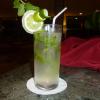 Mojito  História: Mojito é um coquetel à base de rum branco originário das Caraibas. Esse cocktail com mais de 100 anos não está tão bem documentado quanto o Daiquiri ou o Cuba Libre. Sabe-se que floresceu na noite de Havana usando ingredientes nativos das Caraíbas. A mistura de hortelã com bebidas é muito antiga. A exemplo do Bullshot, o Mojito teria sido criado por um inglês em alto-mar. A difer ença, nesse caso, é que a história deste drinque era contada nos bares cubanos por ninguém menos que o escritor americano Ernest Hemingway. Segundo ele, o almirante e aventureiro inglês Francis Drake, o primeiro homem branco a aportar em inúmeras ilhas do Pacífico Sul, apaixonado pelos aromas da hortelã, teria sido o primeiro a misturar a planta com boas doses de rum.